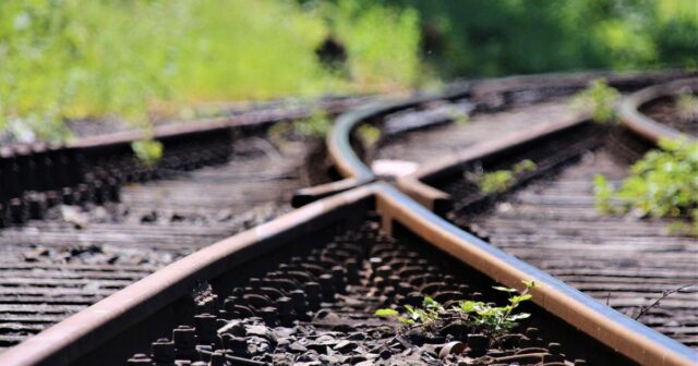2 train tracks cross path